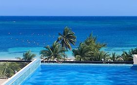 Modern 1 Bedroom Suite By Beach Great Location!